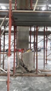 Sollevamento di un pilastro in cemento armato danneggiato, con martinetti idraulici - ITON SRL