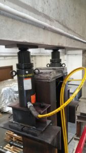Sistema dei martinetti idraulici utilizzati nel sollevamento delle travi e il pilastro in cemento armato danneggiato - ITON SRL